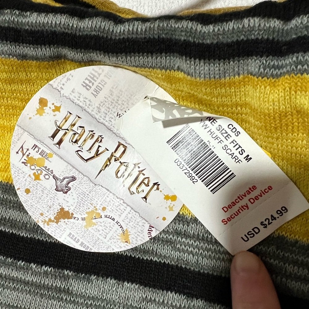 Hufflepuff Harry Potter embroidered scarf patch yellow gray warm fashionNWT - Picture 5 of 5
